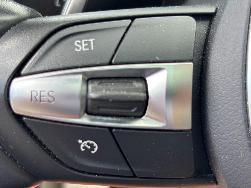 BMW 6 Series Vehicle Full-screen Gallery Image 18