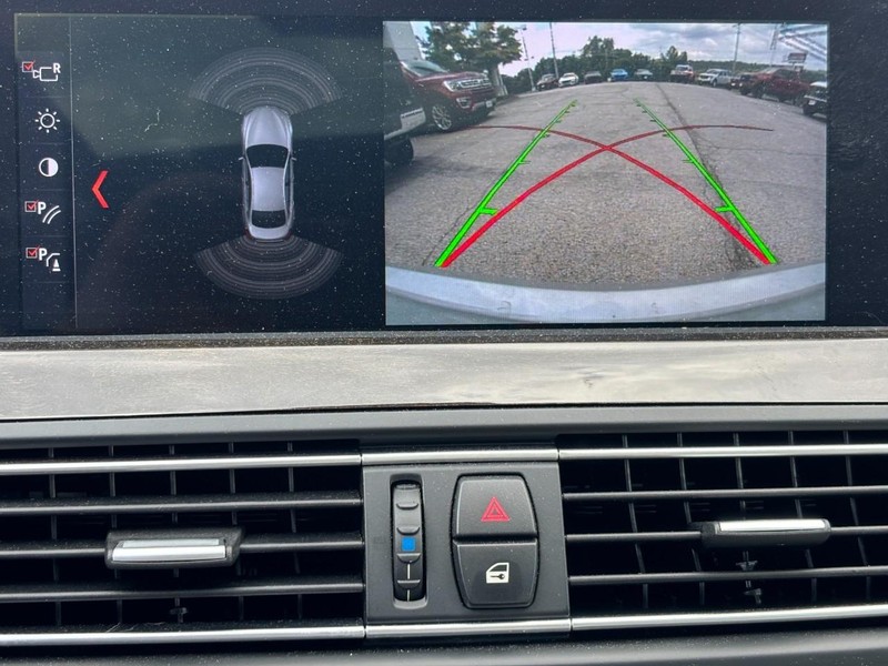 BMW 6 Series Vehicle Full-screen Gallery Image 21