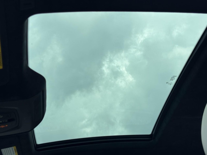 BMW 6 Series Vehicle Full-screen Gallery Image 26