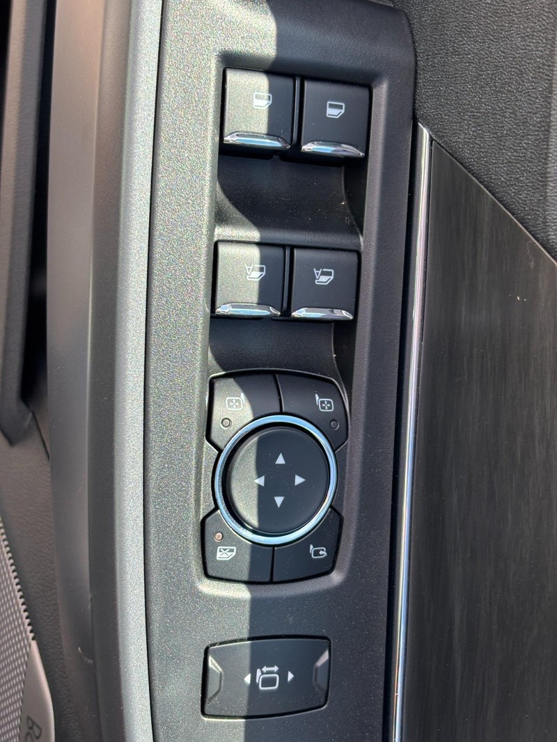 Ford F-150 Vehicle Full-screen Gallery Image 19