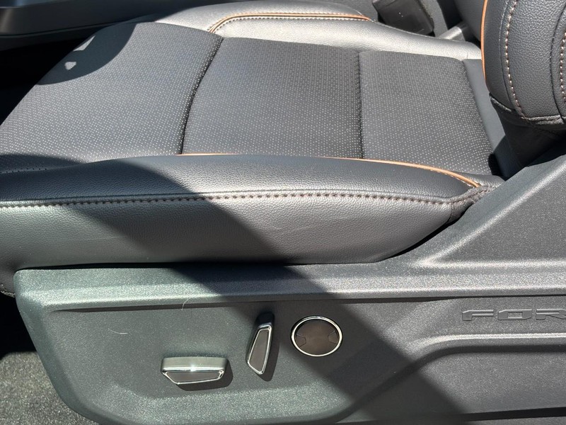 Ford F-150 Vehicle Full-screen Gallery Image 21