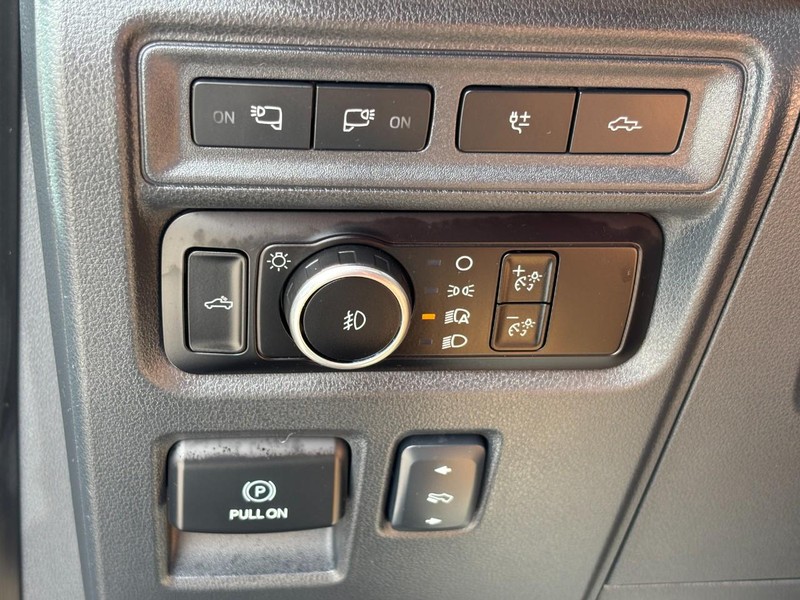 Ford F-150 Vehicle Full-screen Gallery Image 16