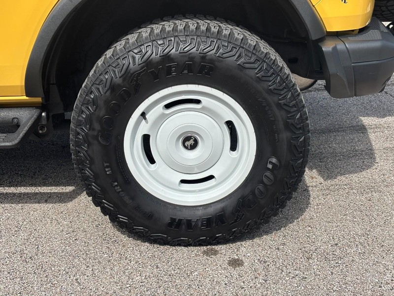 Ford Bronco Vehicle Full-screen Gallery Image 06