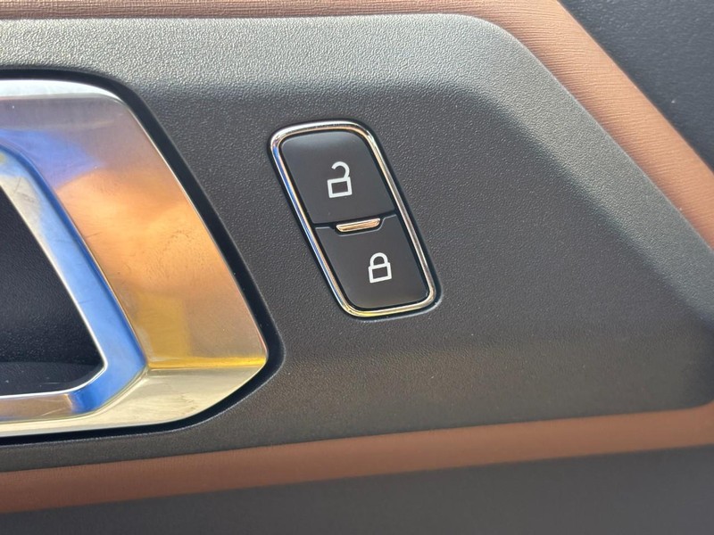 Ford Bronco Vehicle Full-screen Gallery Image 23