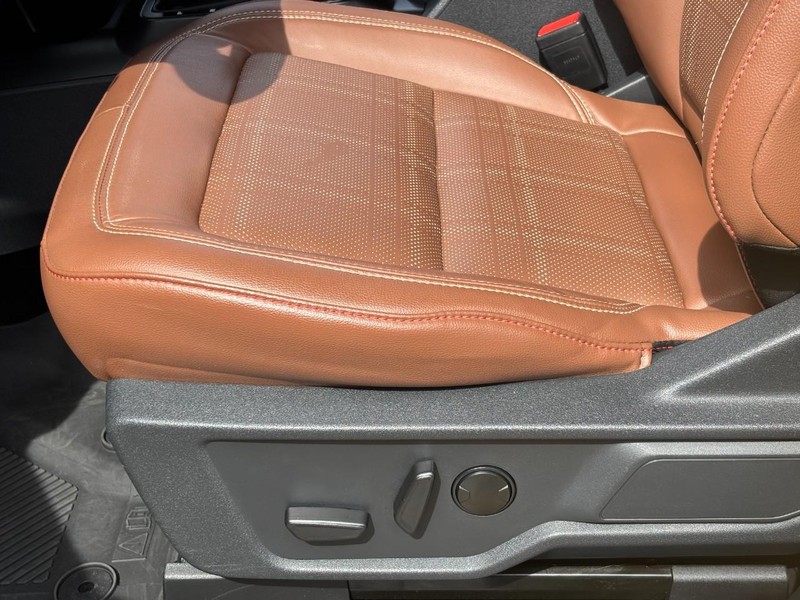 Ford Bronco Vehicle Full-screen Gallery Image 24