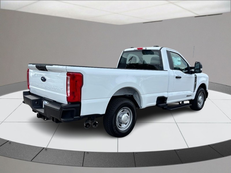 Ford Super Duty F-350 SRW Vehicle Full-screen Gallery Image 03