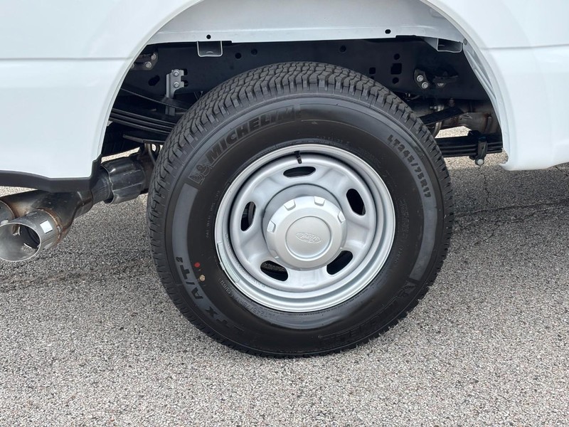 Ford Super Duty F-350 SRW Vehicle Full-screen Gallery Image 04