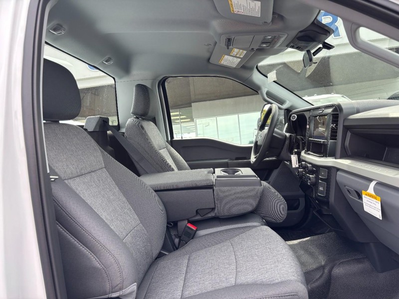 Ford Super Duty F-350 SRW Vehicle Full-screen Gallery Image 05