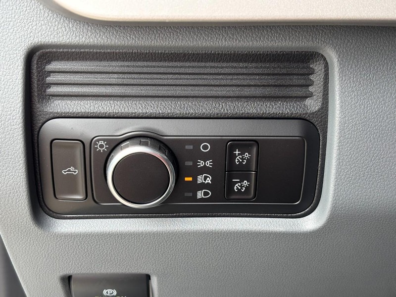 Ford Super Duty F-350 SRW Vehicle Full-screen Gallery Image 06