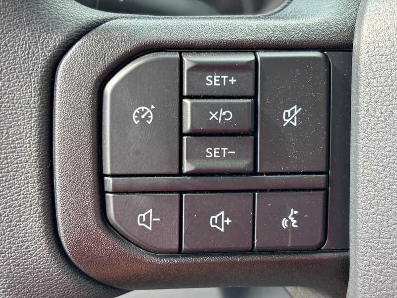 Ford Super Duty F-350 SRW Vehicle Full-screen Gallery Image 07