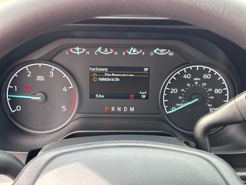 Ford Super Duty F-350 SRW Vehicle Full-screen Gallery Image 09