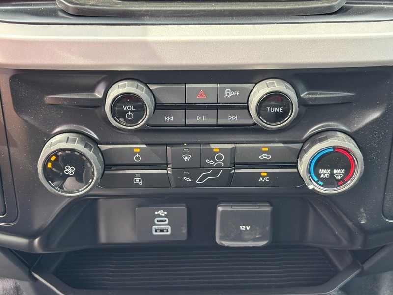 Ford Super Duty F-350 SRW Vehicle Full-screen Gallery Image 12