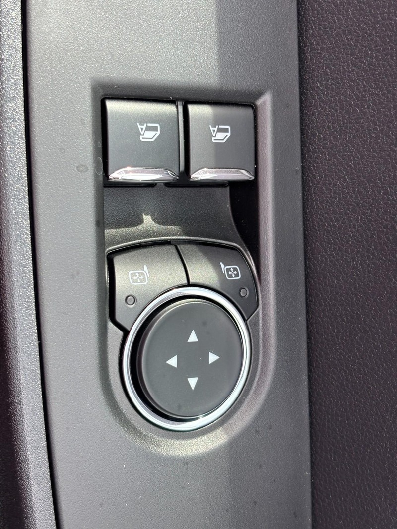 Ford Super Duty F-350 SRW Vehicle Full-screen Gallery Image 15