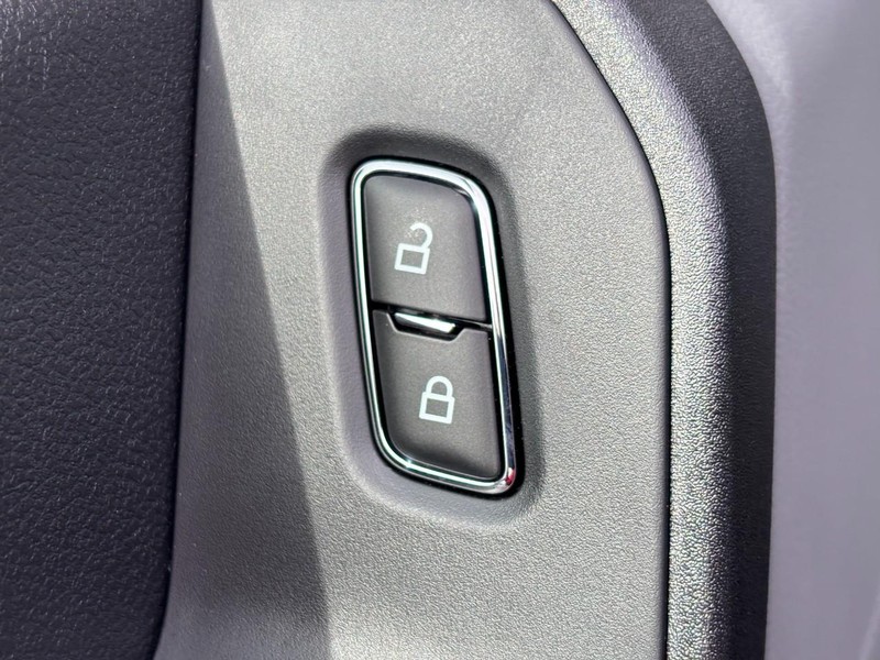 Ford Super Duty F-350 SRW Vehicle Full-screen Gallery Image 16