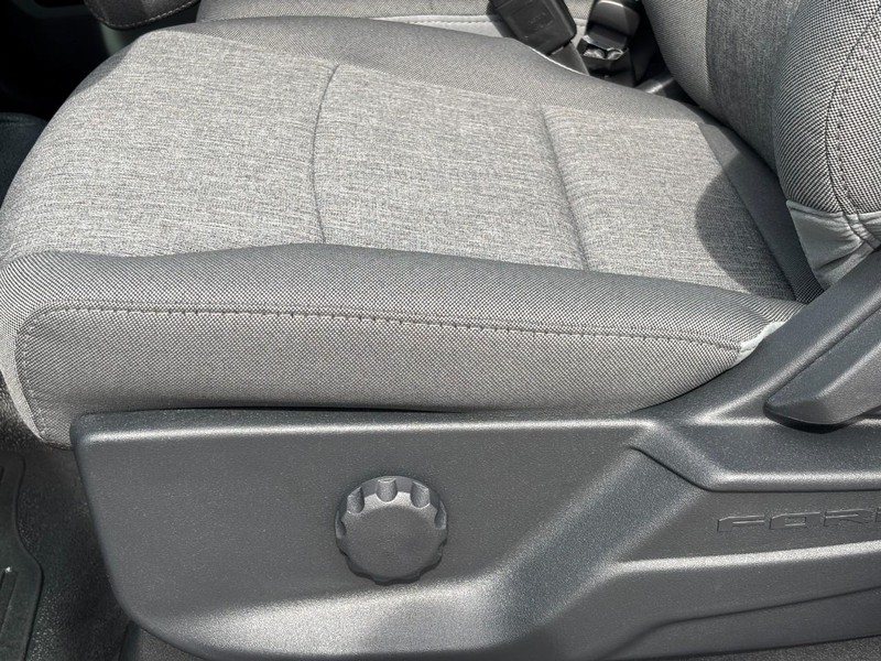 Ford Super Duty F-350 SRW Vehicle Full-screen Gallery Image 17