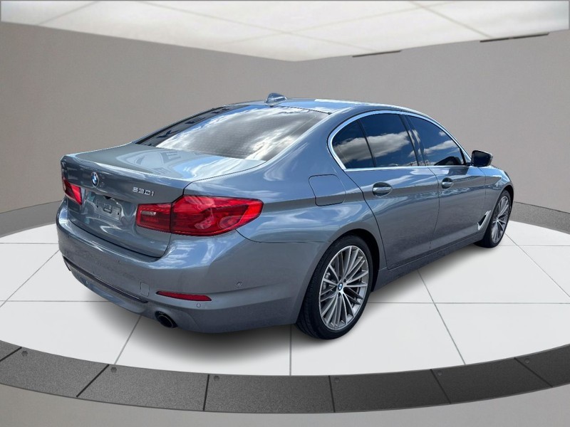 BMW 5 Series Vehicle Full-screen Gallery Image 03