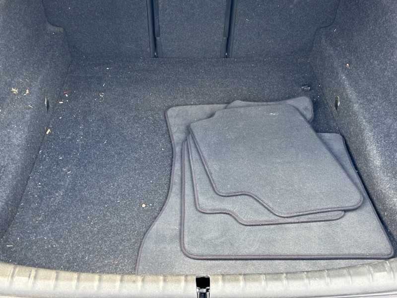 BMW 5 Series Vehicle Full-screen Gallery Image 04