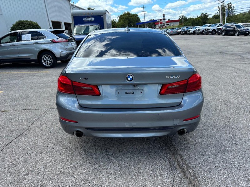 BMW 5 Series Vehicle Full-screen Gallery Image 05