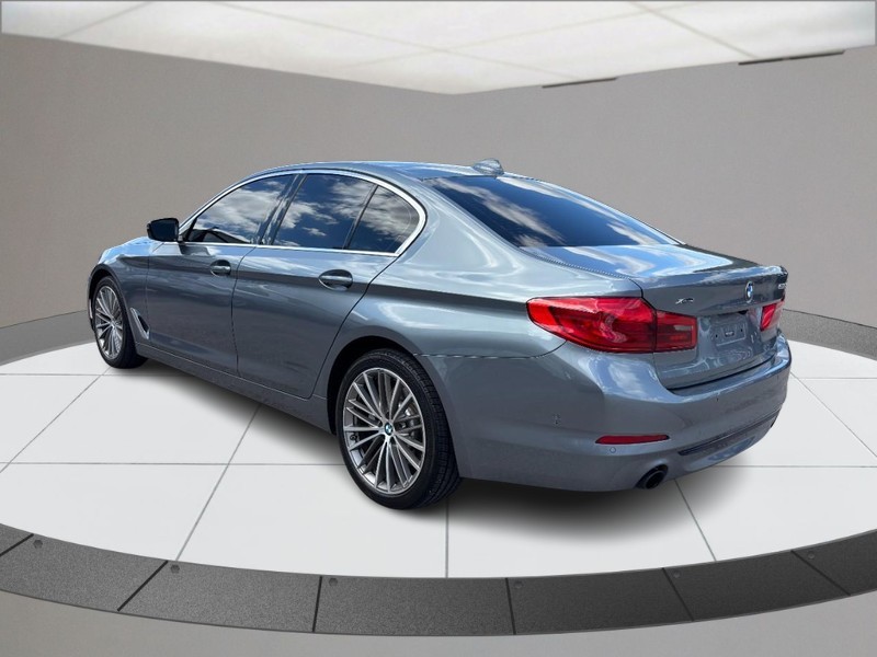 BMW 5 Series Vehicle Full-screen Gallery Image 06