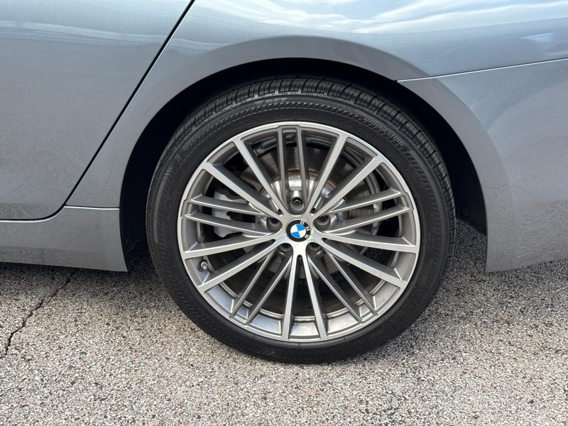 BMW 5 Series Vehicle Full-screen Gallery Image 07