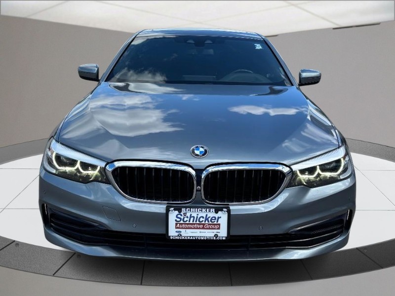 BMW 5 Series Vehicle Full-screen Gallery Image 09