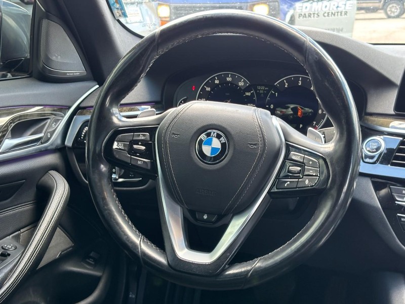 BMW 5 Series Vehicle Full-screen Gallery Image 12