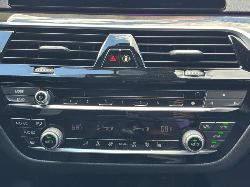 BMW 5 Series Vehicle Full-screen Gallery Image 14