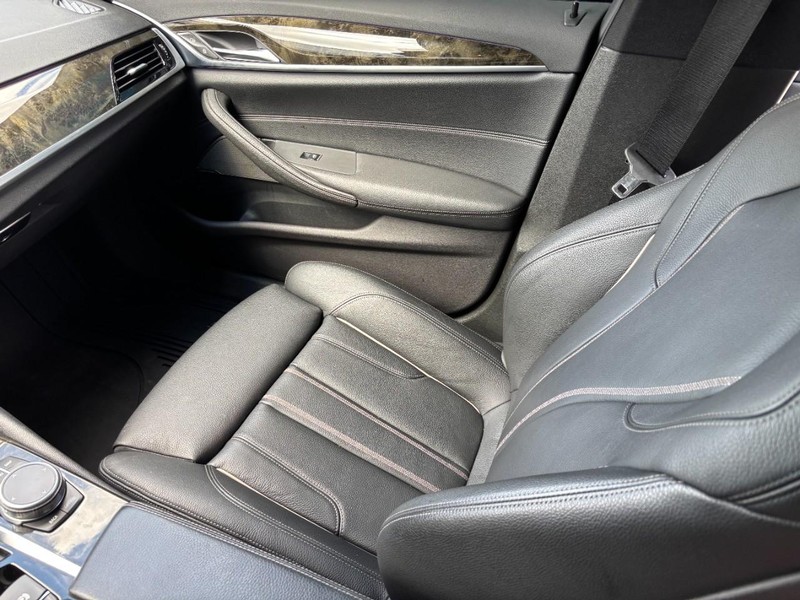 BMW 5 Series Vehicle Full-screen Gallery Image 15