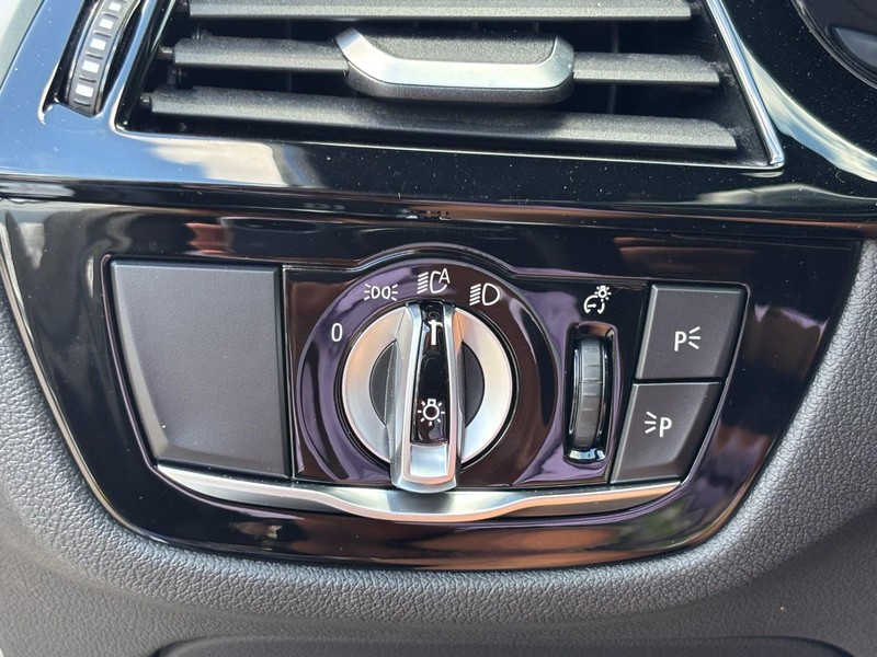 BMW 5 Series Vehicle Full-screen Gallery Image 16