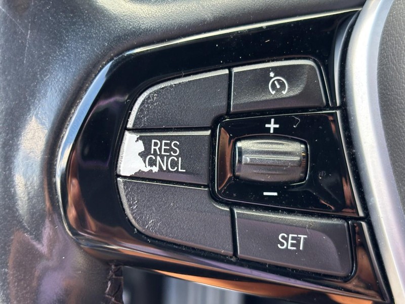 BMW 5 Series Vehicle Full-screen Gallery Image 17