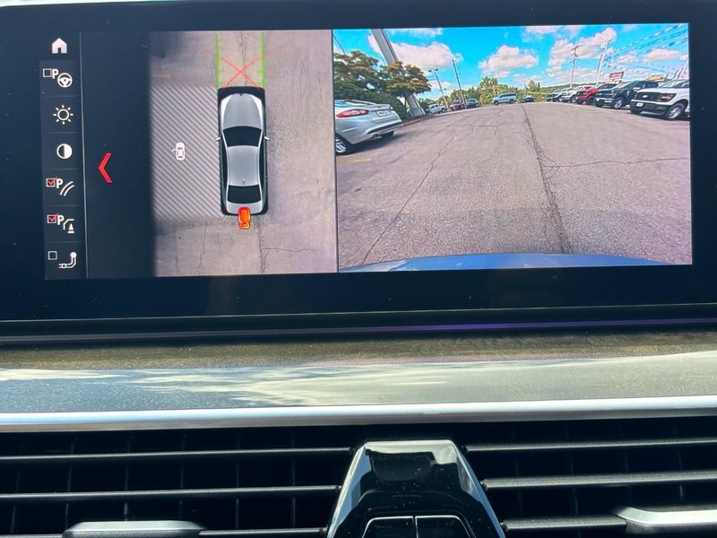 BMW 5 Series Vehicle Full-screen Gallery Image 20