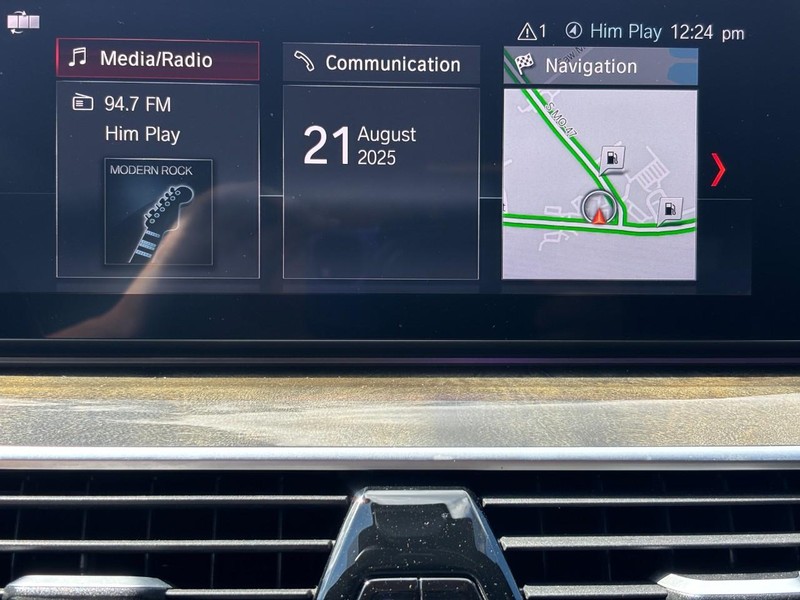 BMW 5 Series Vehicle Full-screen Gallery Image 21