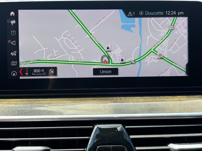 BMW 5 Series Vehicle Full-screen Gallery Image 22