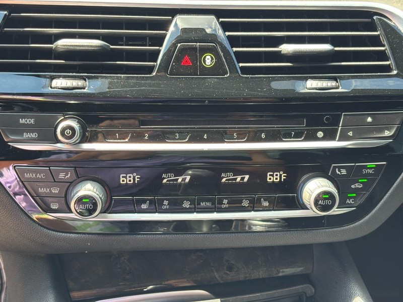 BMW 5 Series Vehicle Full-screen Gallery Image 23