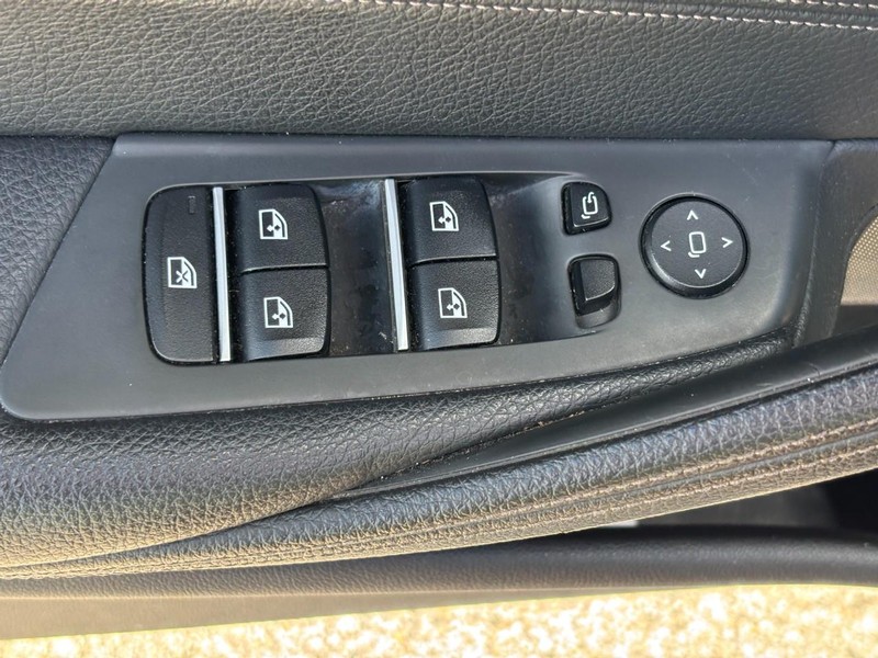 BMW 5 Series Vehicle Full-screen Gallery Image 24