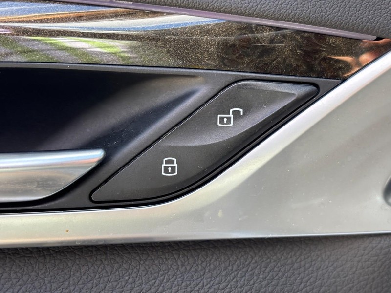 BMW 5 Series Vehicle Full-screen Gallery Image 25