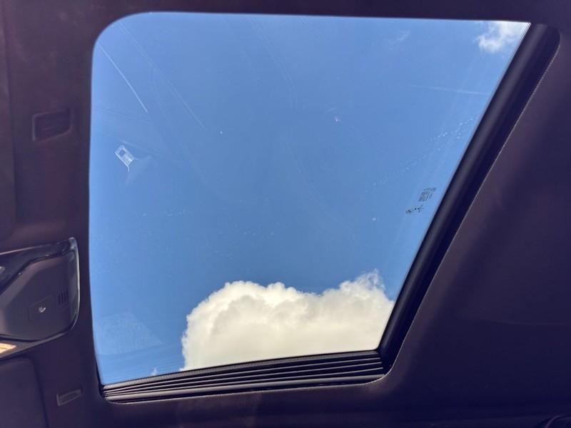 BMW 5 Series Vehicle Full-screen Gallery Image 27