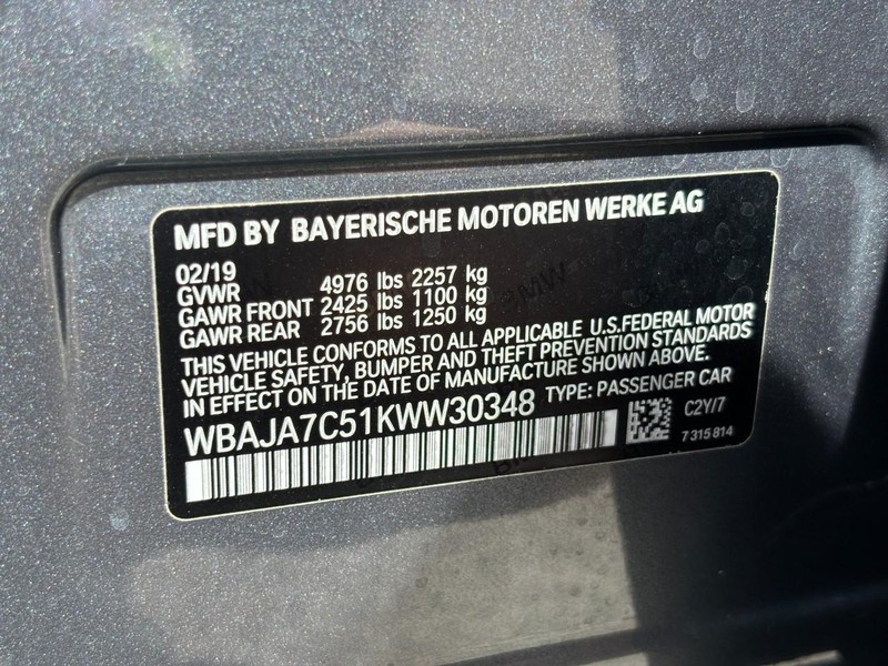 BMW 5 Series Vehicle Full-screen Gallery Image 28