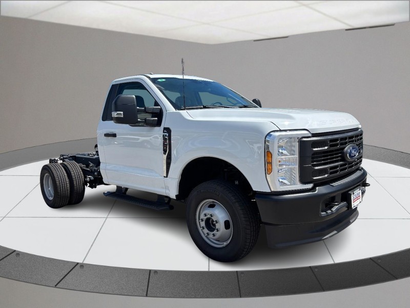 Ford Super Duty F-350 DRW Vehicle Full-screen Gallery Image 02