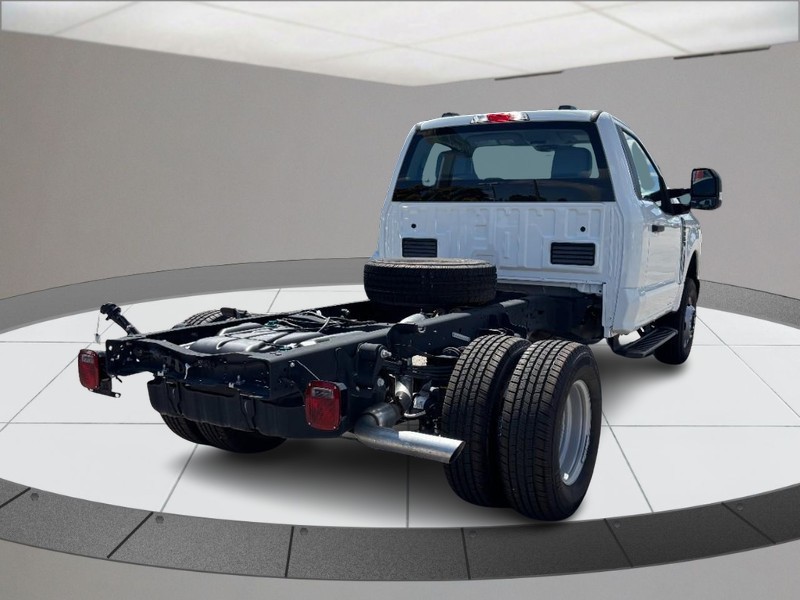 Ford Super Duty F-350 DRW Vehicle Full-screen Gallery Image 03