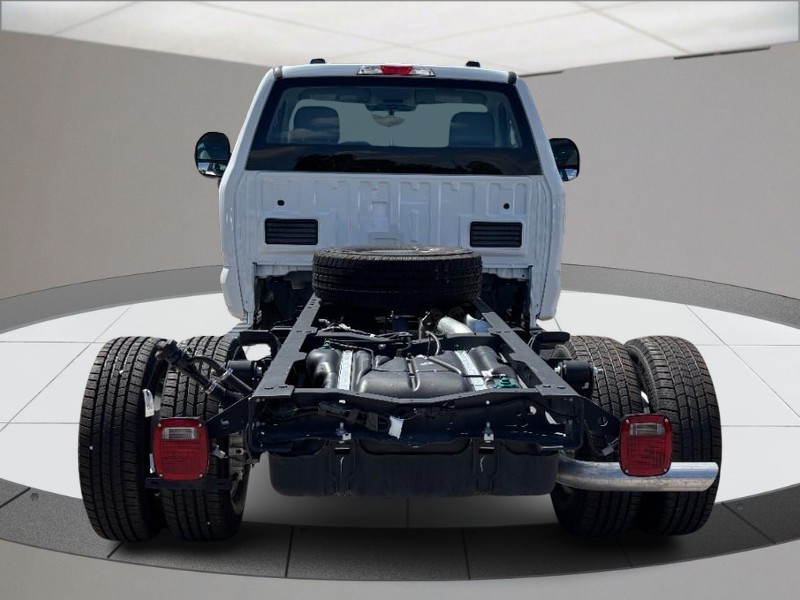 Ford Super Duty F-350 DRW Vehicle Full-screen Gallery Image 04