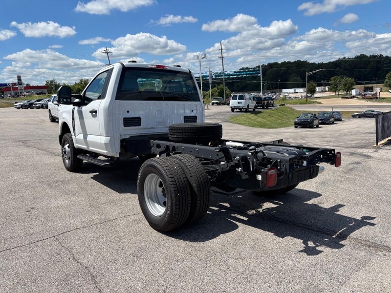 Ford Super Duty F-350 DRW Vehicle Full-screen Gallery Image 05