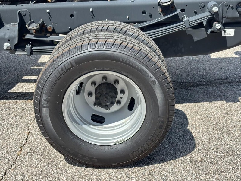 Ford Super Duty F-350 DRW Vehicle Full-screen Gallery Image 06