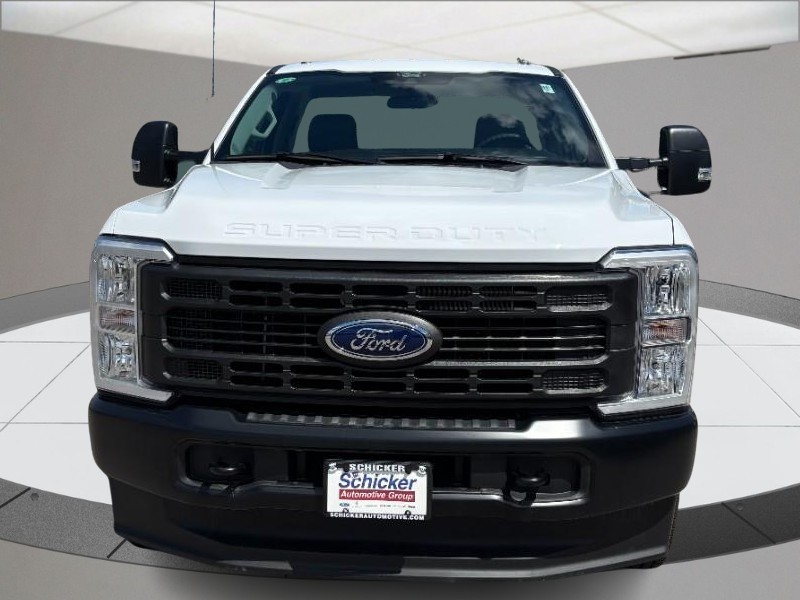 Ford Super Duty F-350 DRW Vehicle Full-screen Gallery Image 08