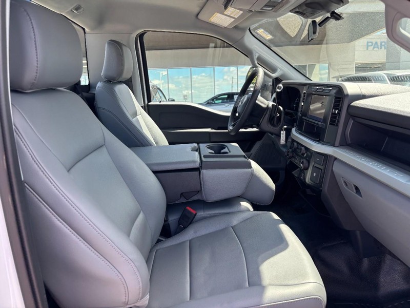 Ford Super Duty F-350 DRW Vehicle Full-screen Gallery Image 09