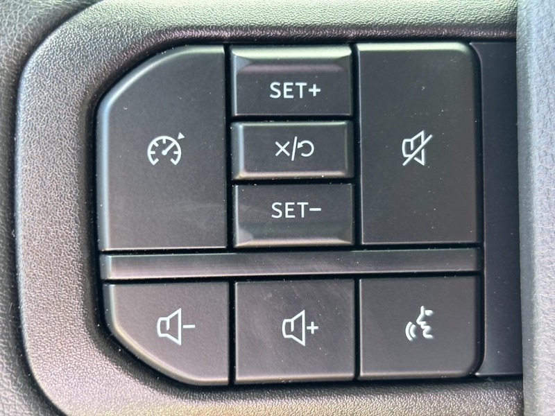 Ford Super Duty F-350 DRW Vehicle Full-screen Gallery Image 11