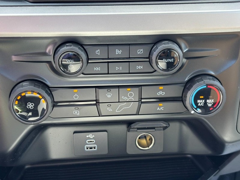 Ford Super Duty F-350 DRW Vehicle Full-screen Gallery Image 15