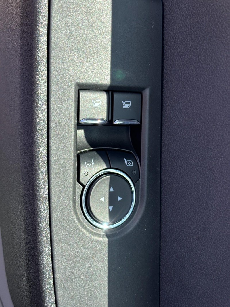 Ford Super Duty F-350 DRW Vehicle Full-screen Gallery Image 16