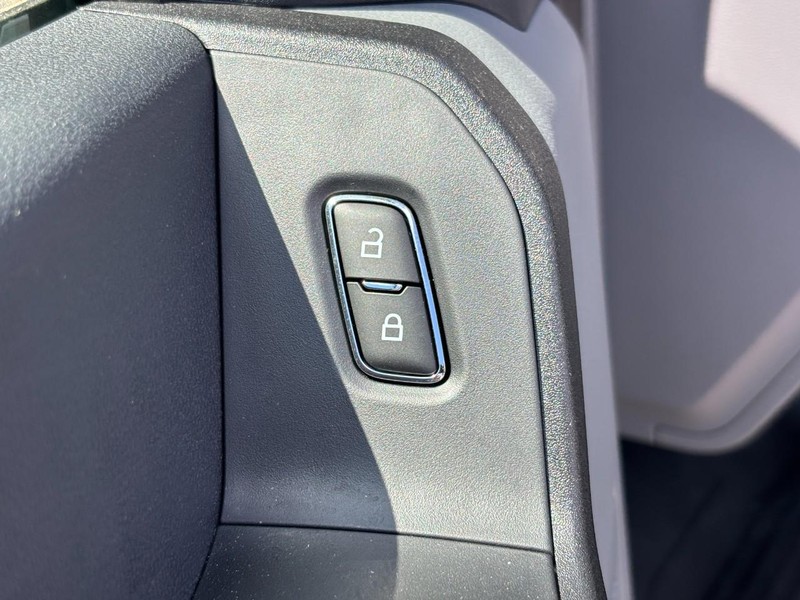 Ford Super Duty F-350 DRW Vehicle Full-screen Gallery Image 17