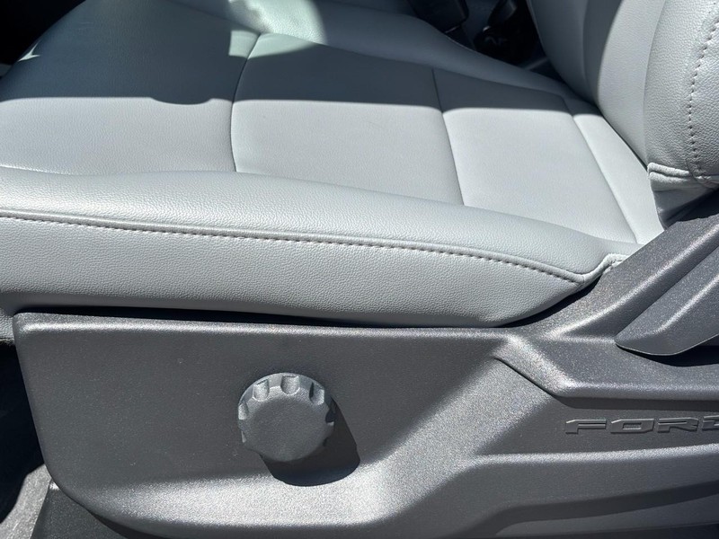 Ford Super Duty F-350 DRW Vehicle Full-screen Gallery Image 18